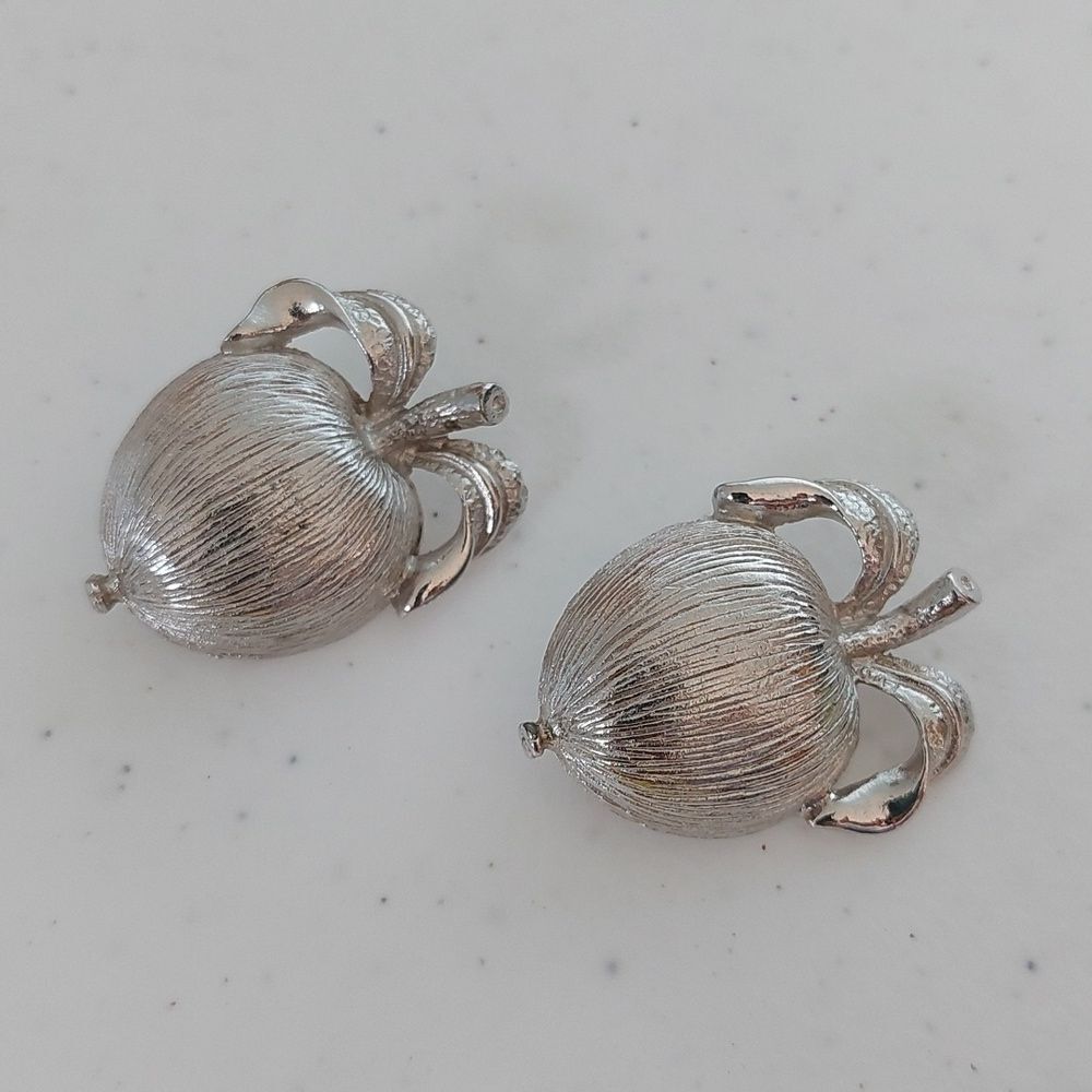 Vintage 1961 Sarah Coventry Silver Tone Adam's Delight Apple Clip On Earrings